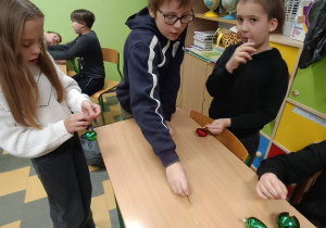 dzieci ubierają choinkę