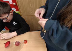 dzieci ubierają choinkę