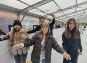 uczniowie na łyżwach