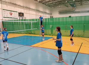 uczniowie na zajęciach sportowych