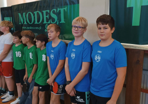 uczniowie na zajęciach sportowych