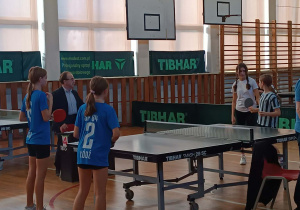 uczniowie na zajęciach sportowych