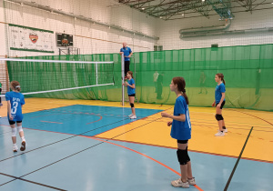 uczniowie na zajęciach sportowych