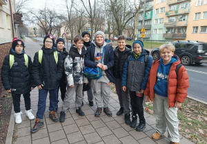 uczniowie na zajęciach sportowych