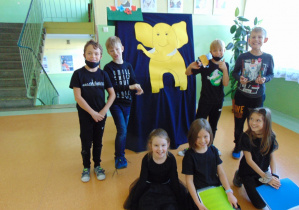 Zdjęcie uczniów przy dekoracji do przedstawienia