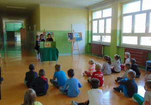 Uczennice z klasy II prezentują teatrzyk kamishibai