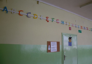 Kolorowy alfabet nad drzwiami do klas