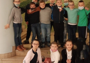 Uczniowie klasy 2 a przed spektaklem.