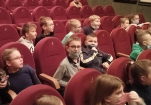 Dzieci z zainteresowaniem ogladają spektakl.