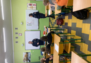 Klasa 4a przygotowuje się do egzaminu na kartę rowerową