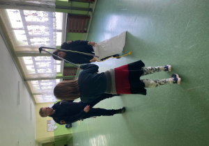Ola z 2b łapie węża