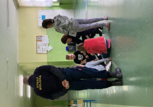 Uczniowieb 2 b rozpoznają numery alarmowe